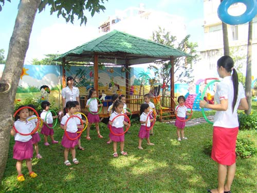 Bé tập thể dục buổi sáng